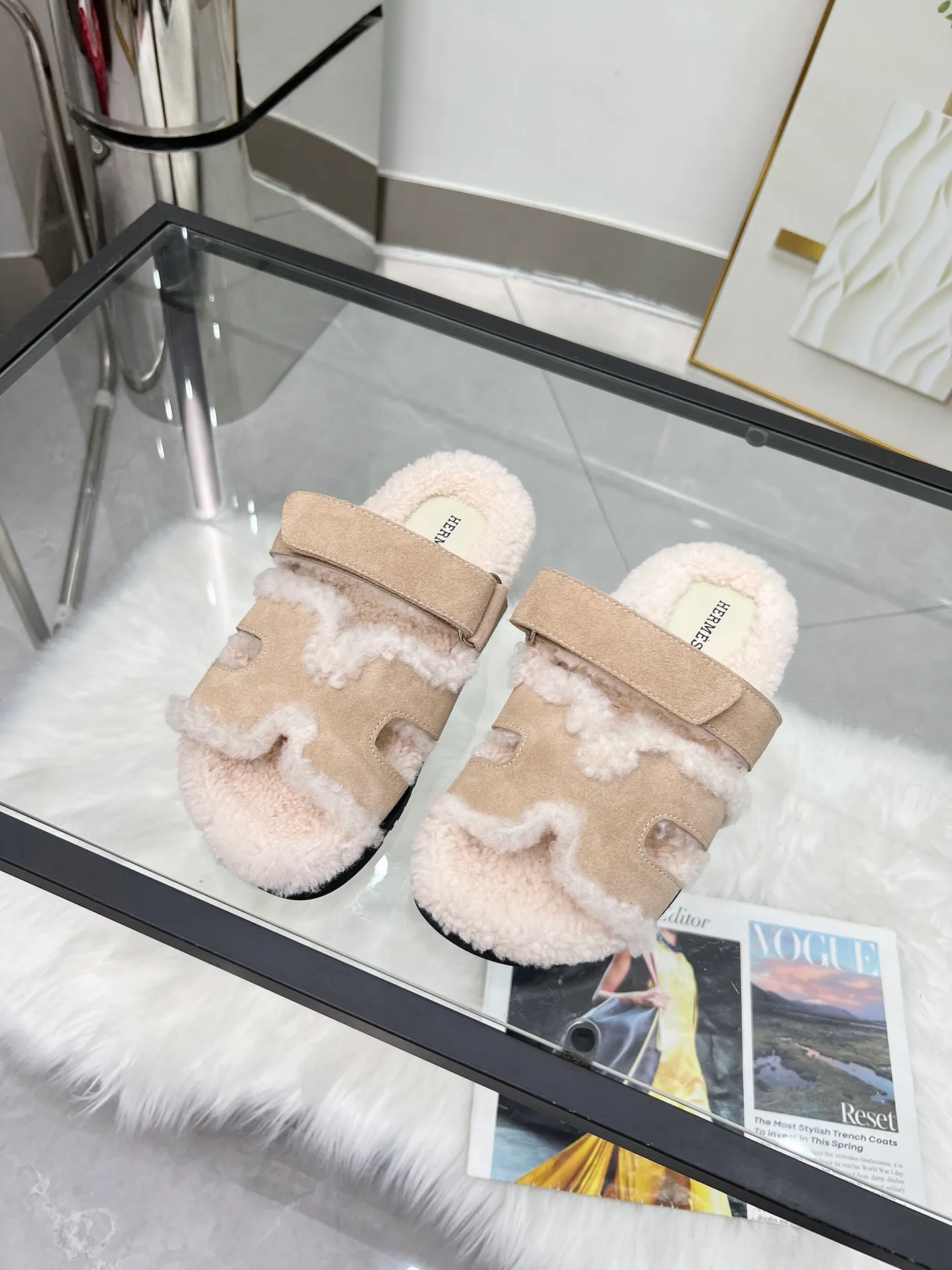 👟👟Ex-factory price 440👟👟 🌸[HERMES] My horse’s classic hot style second uncle🐑wool slippers🆕 are now available. A must-have item for autumn and winter ✅ Versatile and fashionable at home and out on the street 🍀The colors are extremely colorful! Walking Tuscany! TPR non-slip outsole is super light ️ Super comfortable on the feet without any sense of restraint I can’t stop drinking coffee ☕ My second uncle can’t take it off Color: maroon sand color light gray haze blue leather surface black code number: 35-40 (41 customized, non-returnable) Factory ready supply